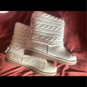 Cream Makalu boots. From Macys, Elder Beerman or Kohl’s. Like new size 8.5.